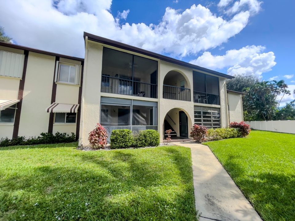 合同活跃: $1,500 (2 贝兹, 1 浴室, 920 平方英尺)