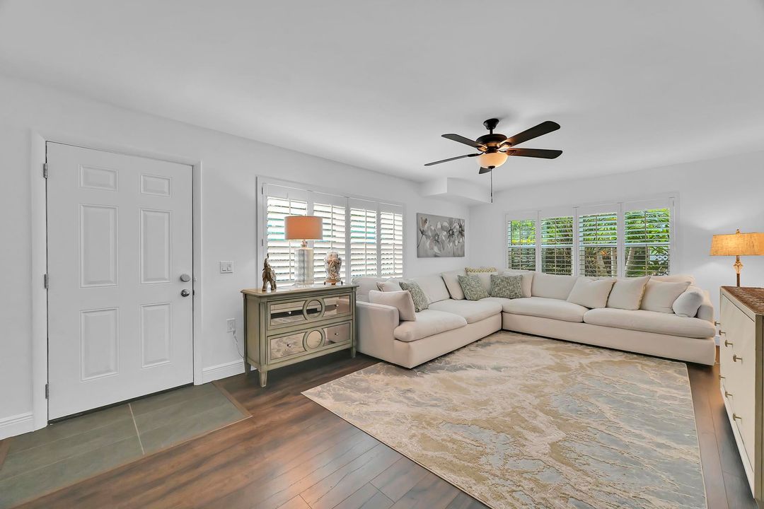 待售: $299,900 (2 贝兹, 2 浴室, 1374 平方英尺)