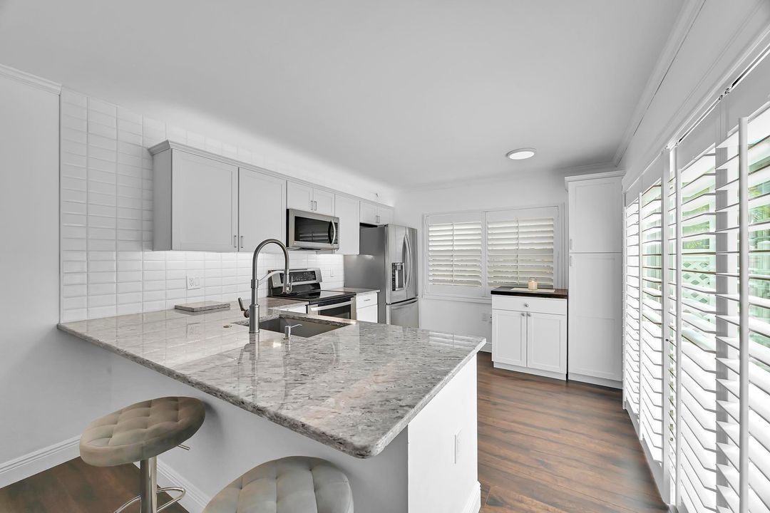 待售: $299,900 (2 贝兹, 2 浴室, 1374 平方英尺)