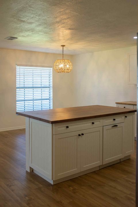 For Sale: $215,000 (3 beds, 2 baths, 1411 Square Feet)