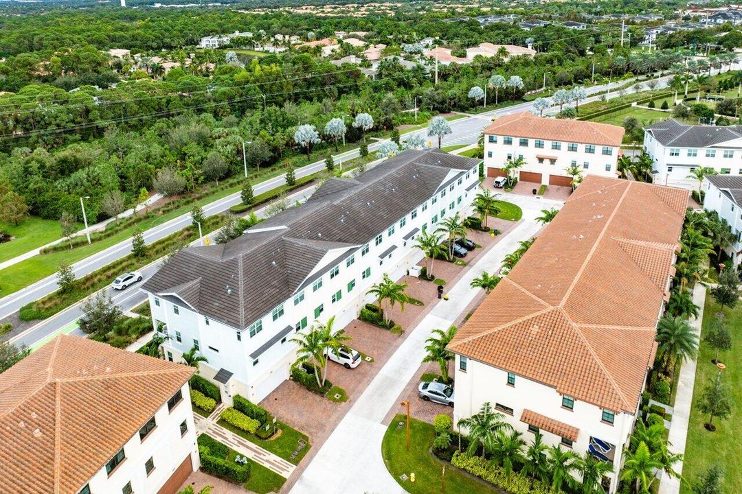 出租: $5,800 (3 贝兹, 3 浴室, 2252 平方英尺)