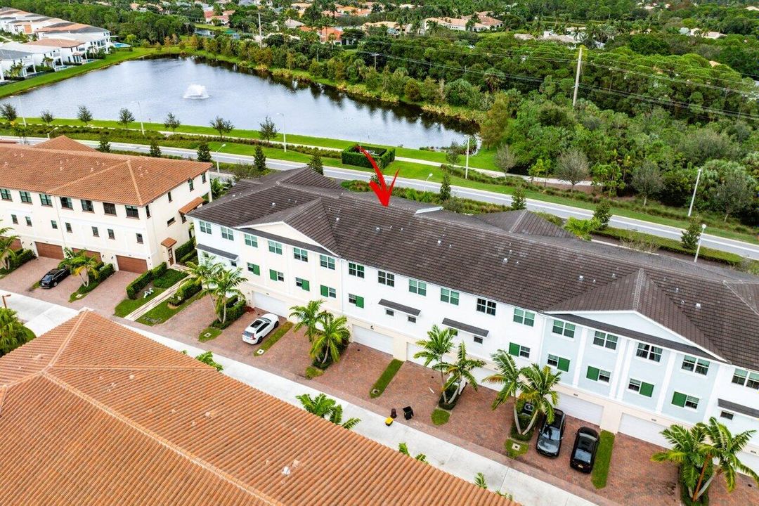 出租: $5,800 (3 贝兹, 3 浴室, 2252 平方英尺)