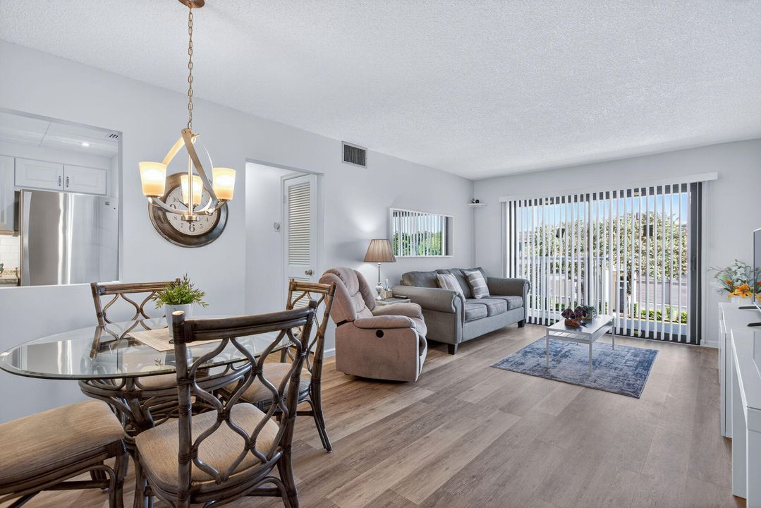 En Venta: $299,000 (2 camas, 2 baños, 966 Pies cuadrados)