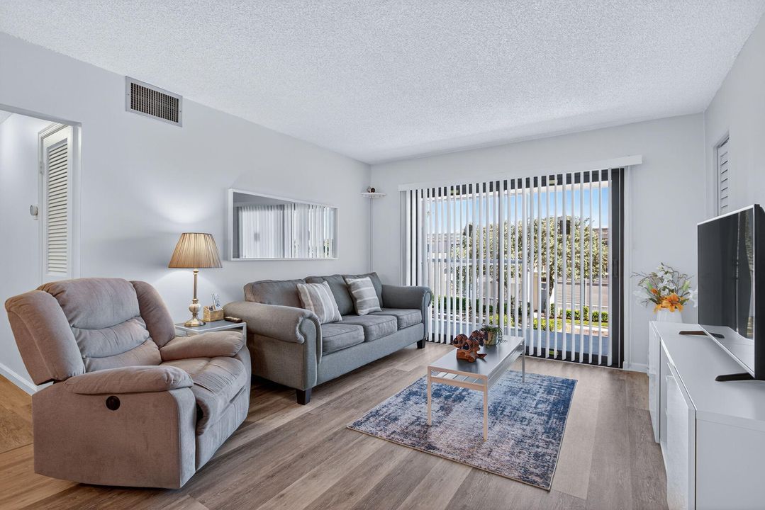 En Venta: $299,000 (2 camas, 2 baños, 966 Pies cuadrados)