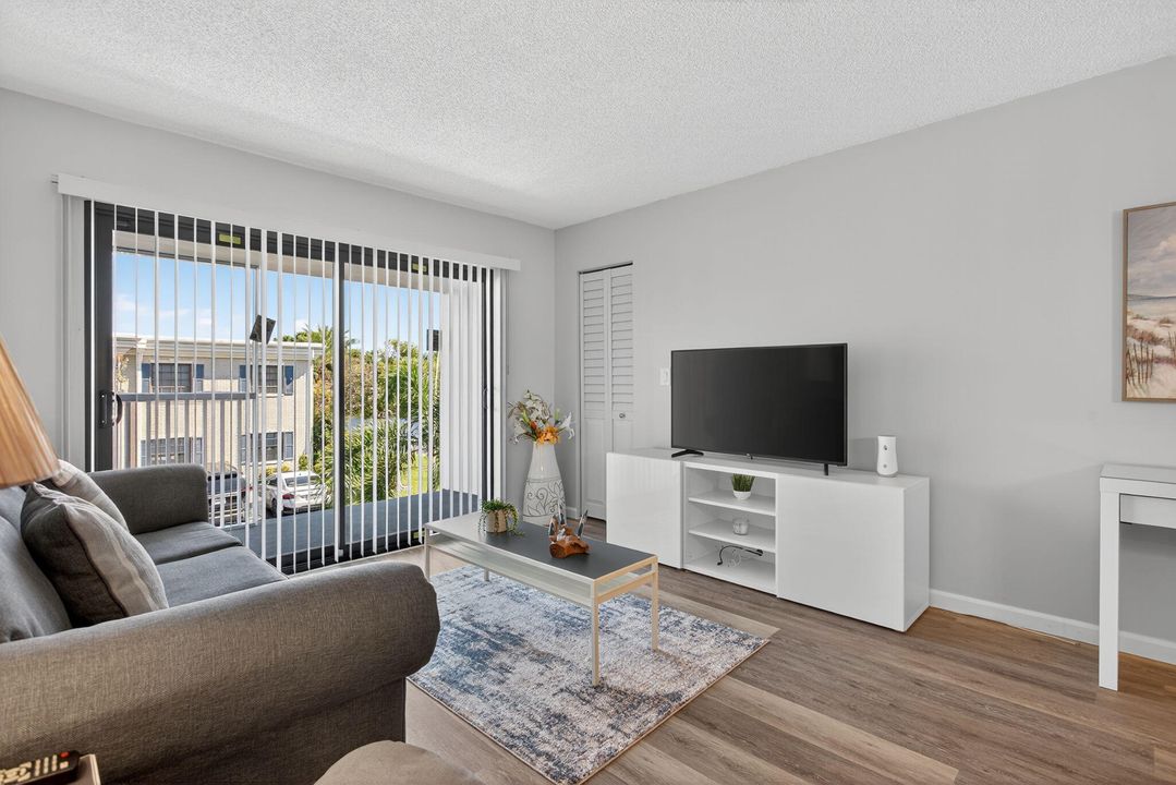 En Venta: $299,000 (2 camas, 2 baños, 966 Pies cuadrados)