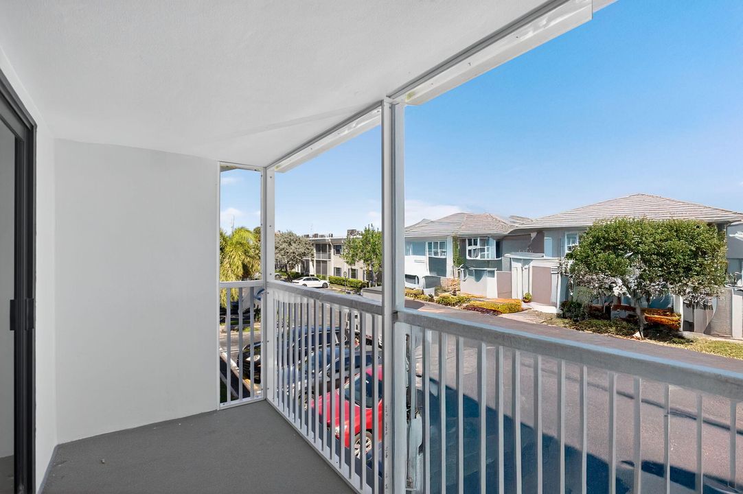 En Venta: $299,000 (2 camas, 2 baños, 966 Pies cuadrados)