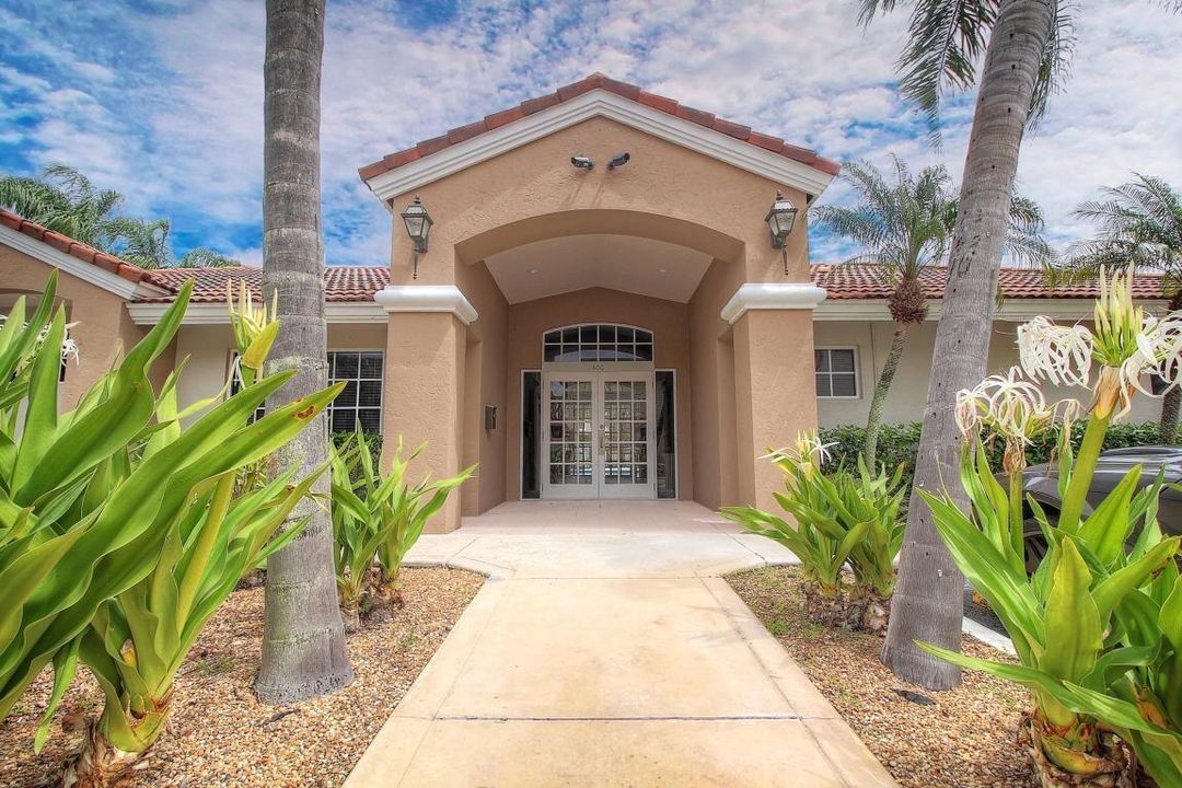 For Rent: $2,200 (2 beds, 2 baths, 770 Square Feet)