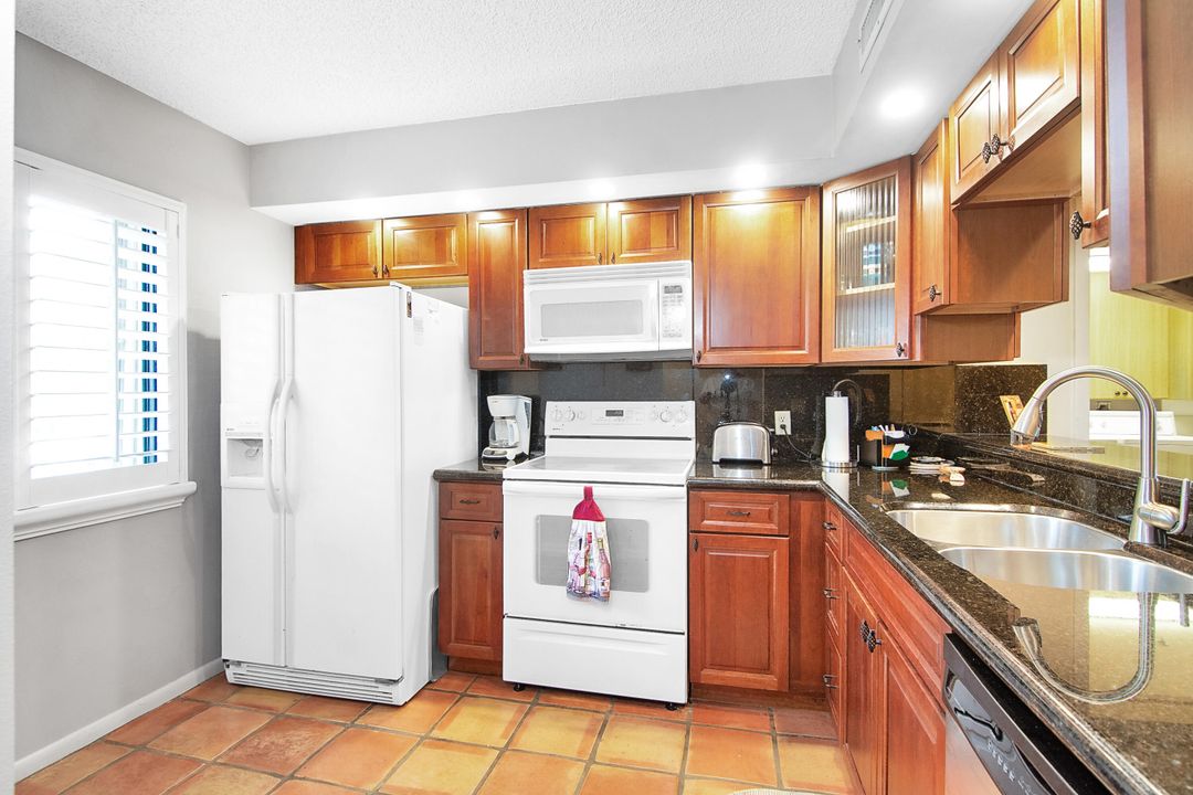 For Rent: $4,800 (2 beds, 2 baths, 1385 Square Feet)