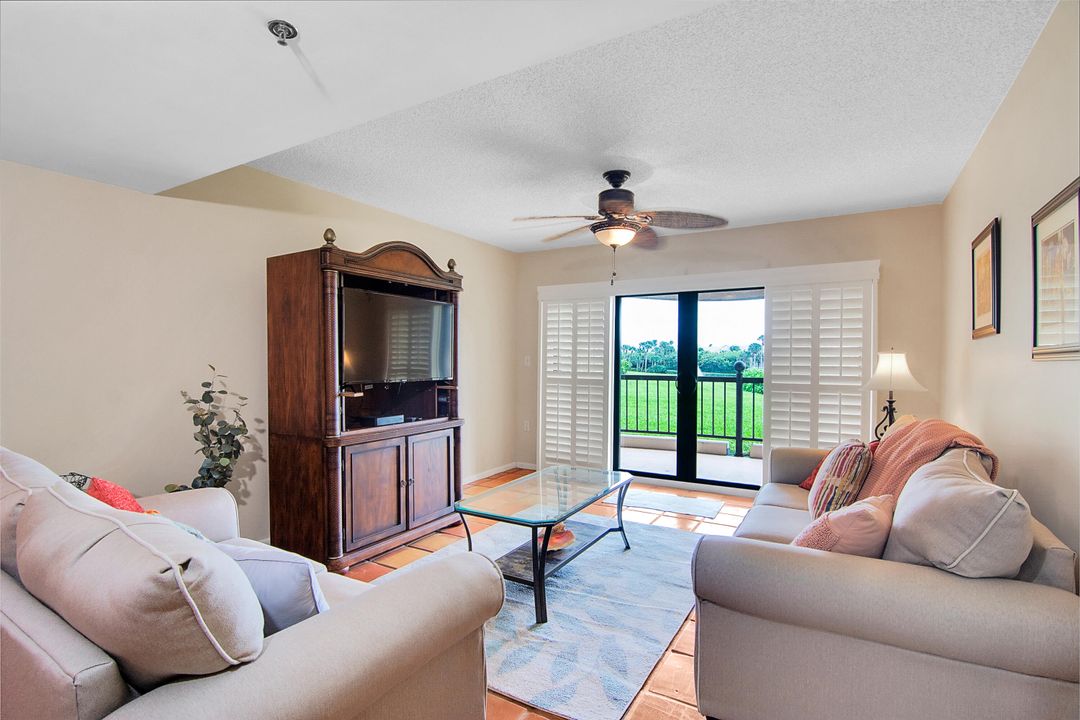 For Rent: $4,800 (2 beds, 2 baths, 1385 Square Feet)