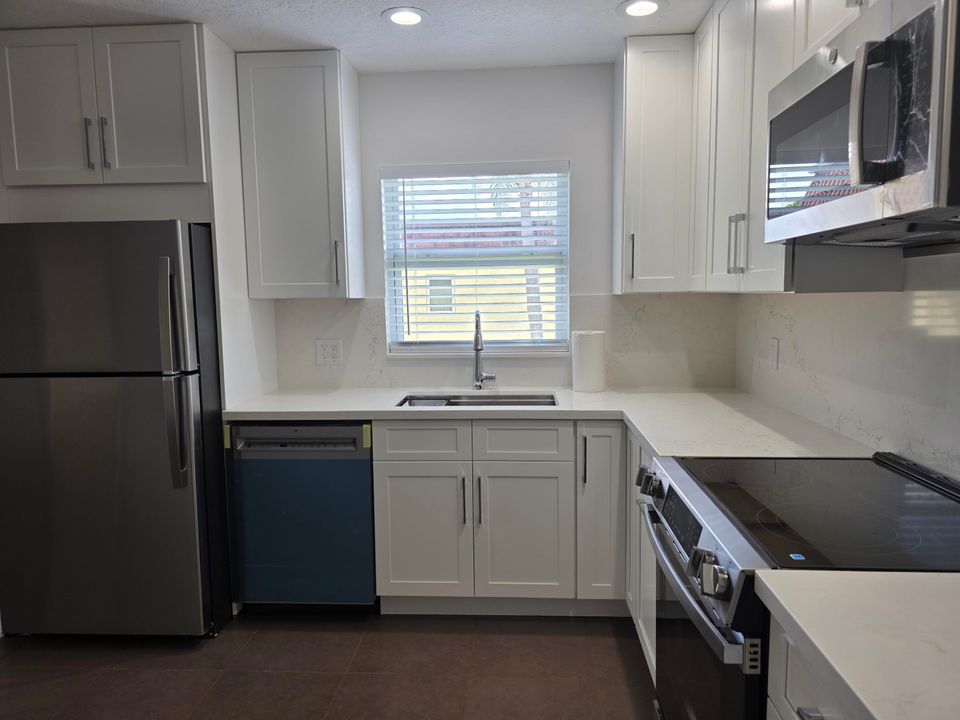 Под контрактом: $5,800 (3 спален, 2 ванн, 1315 Квадратных фут)