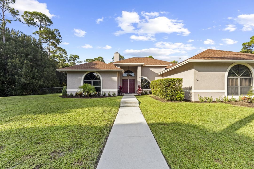 Activo con contrato: $899,999 (4 camas, 3 baños, 2649 Pies cuadrados)