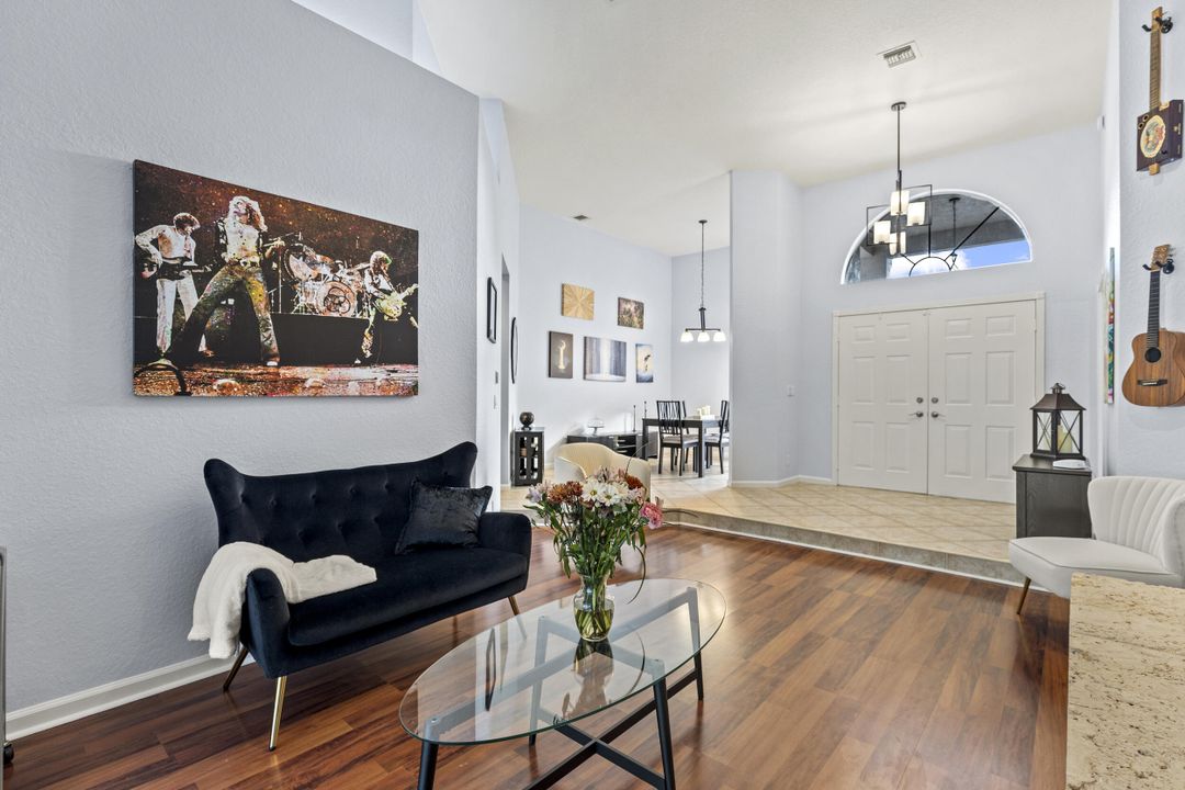 Activo con contrato: $899,999 (4 camas, 3 baños, 2649 Pies cuadrados)