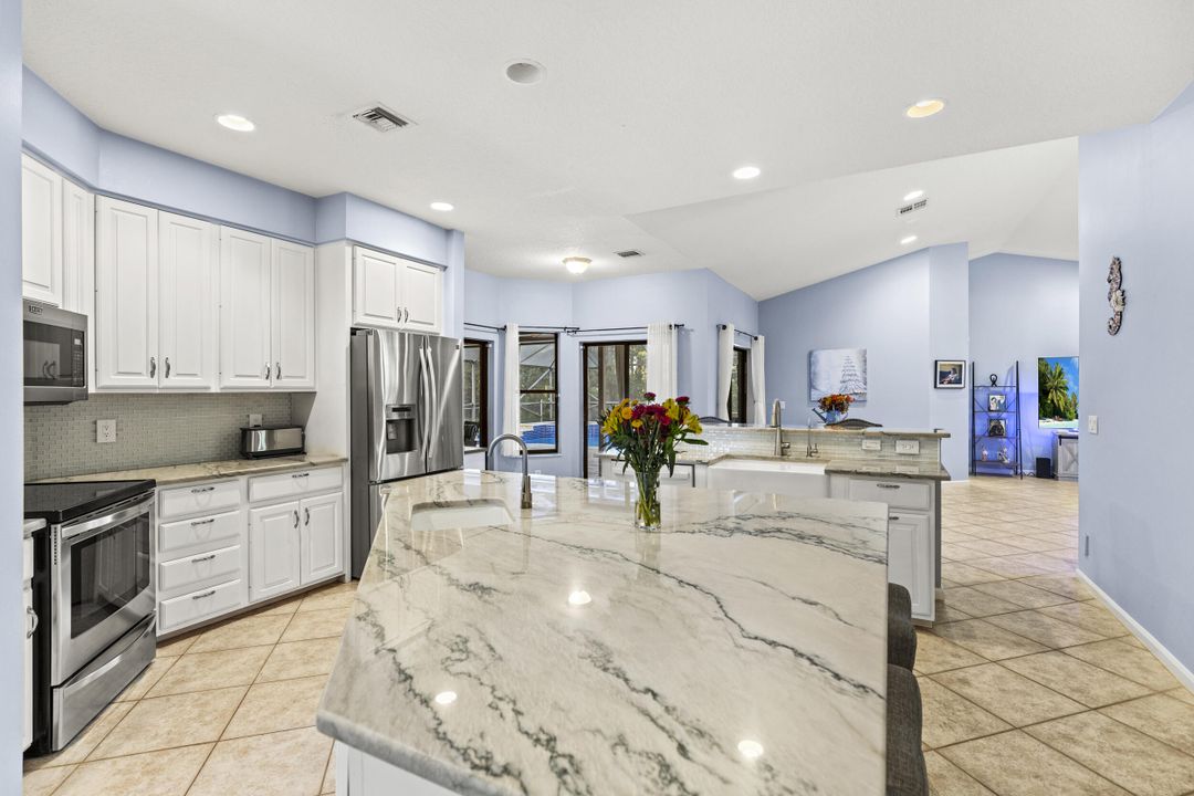 Activo con contrato: $899,999 (4 camas, 3 baños, 2649 Pies cuadrados)