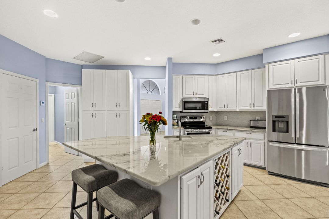 Activo con contrato: $899,999 (4 camas, 3 baños, 2649 Pies cuadrados)