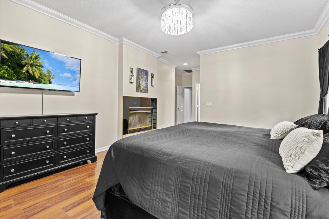 Activo con contrato: $899,999 (4 camas, 3 baños, 2649 Pies cuadrados)