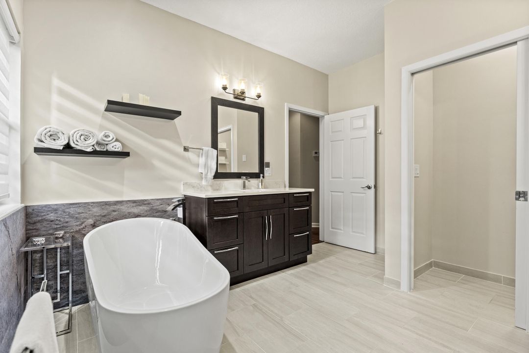 Activo con contrato: $899,999 (4 camas, 3 baños, 2649 Pies cuadrados)