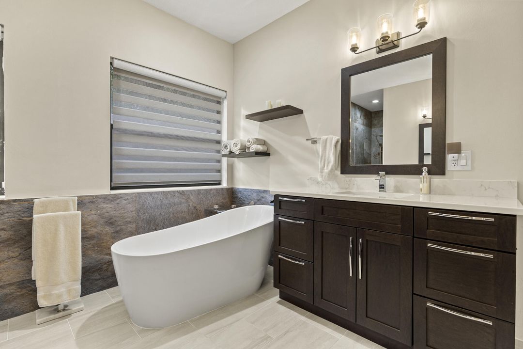 Activo con contrato: $899,999 (4 camas, 3 baños, 2649 Pies cuadrados)