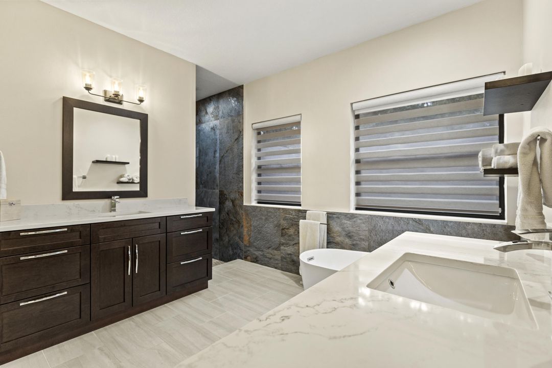 Activo con contrato: $899,999 (4 camas, 3 baños, 2649 Pies cuadrados)