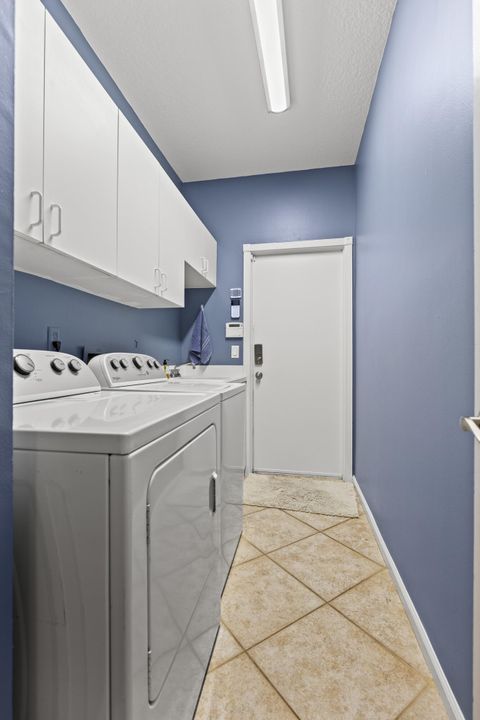 Activo con contrato: $899,999 (4 camas, 3 baños, 2649 Pies cuadrados)