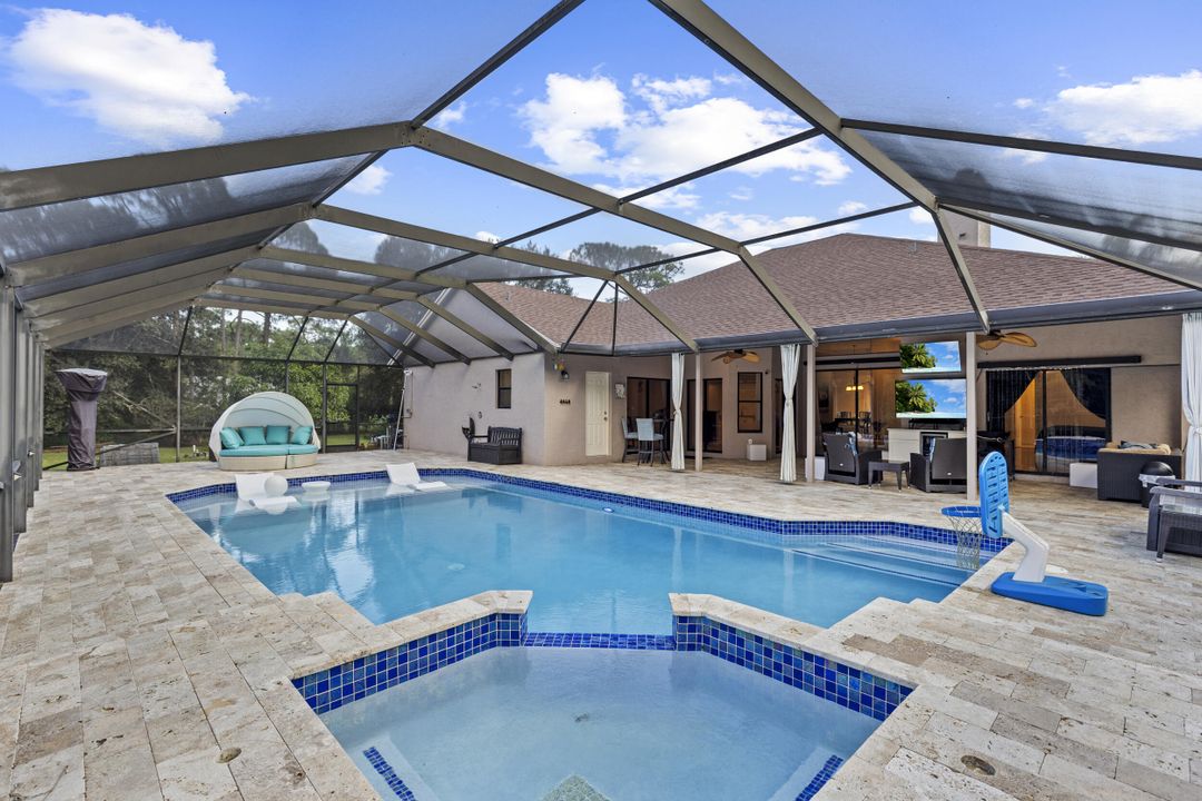 Activo con contrato: $899,999 (4 camas, 3 baños, 2649 Pies cuadrados)