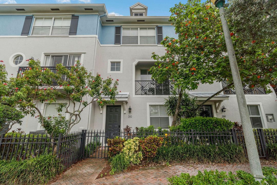 Active With Contract: $3,300 (2 beds, 2 baths, 1596 Square Feet)