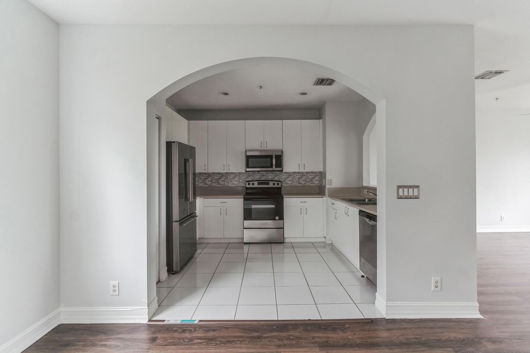 Active With Contract: $3,300 (2 beds, 2 baths, 1596 Square Feet)