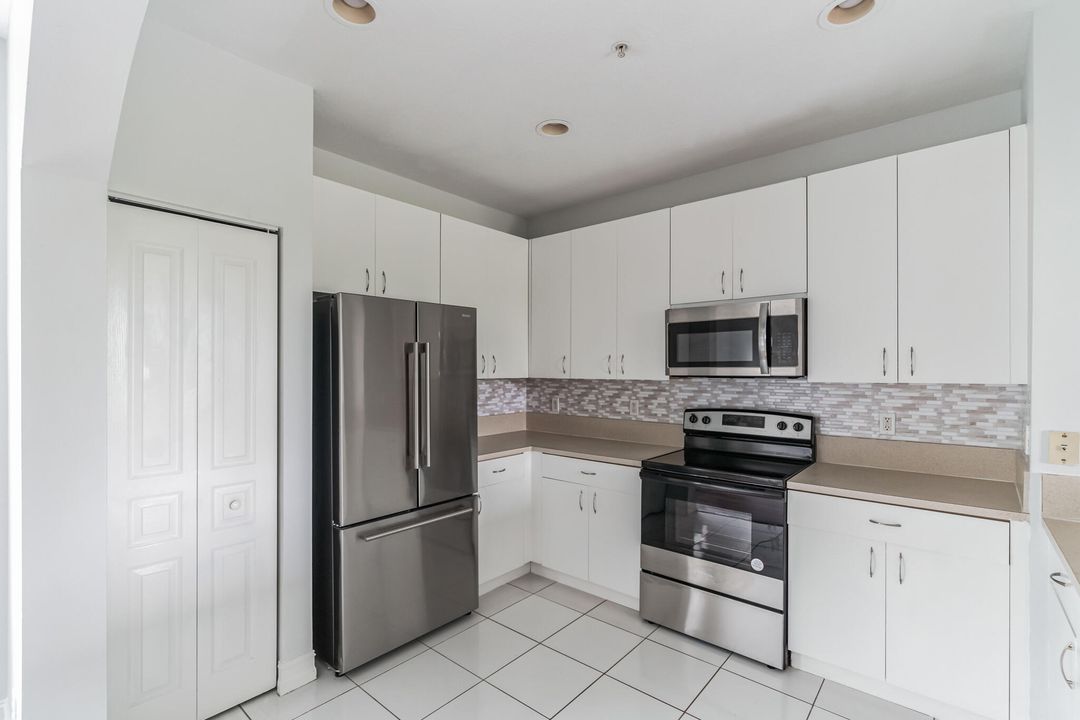 Active With Contract: $3,300 (2 beds, 2 baths, 1596 Square Feet)