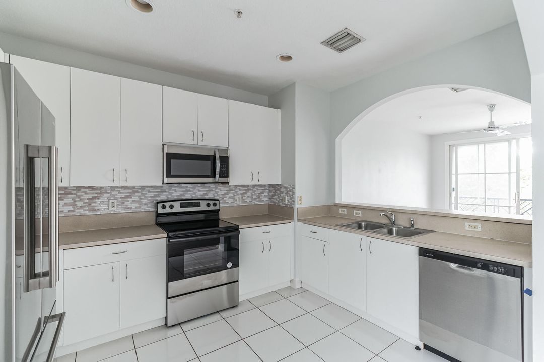 Active With Contract: $3,300 (2 beds, 2 baths, 1596 Square Feet)