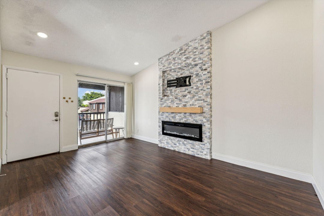 出租: $2,500 (2 贝兹, 1 浴室, 862 平方英尺)