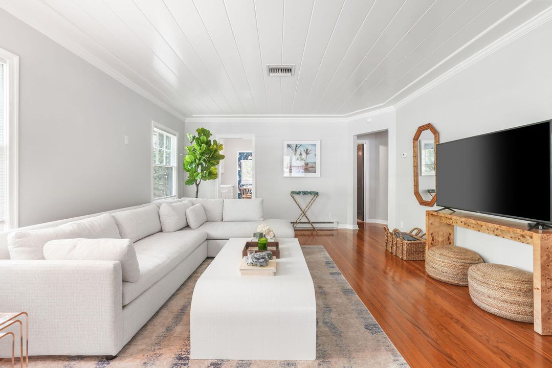 For Sale: $749,000 (2 beds, 1 baths, 1156 Square Feet)