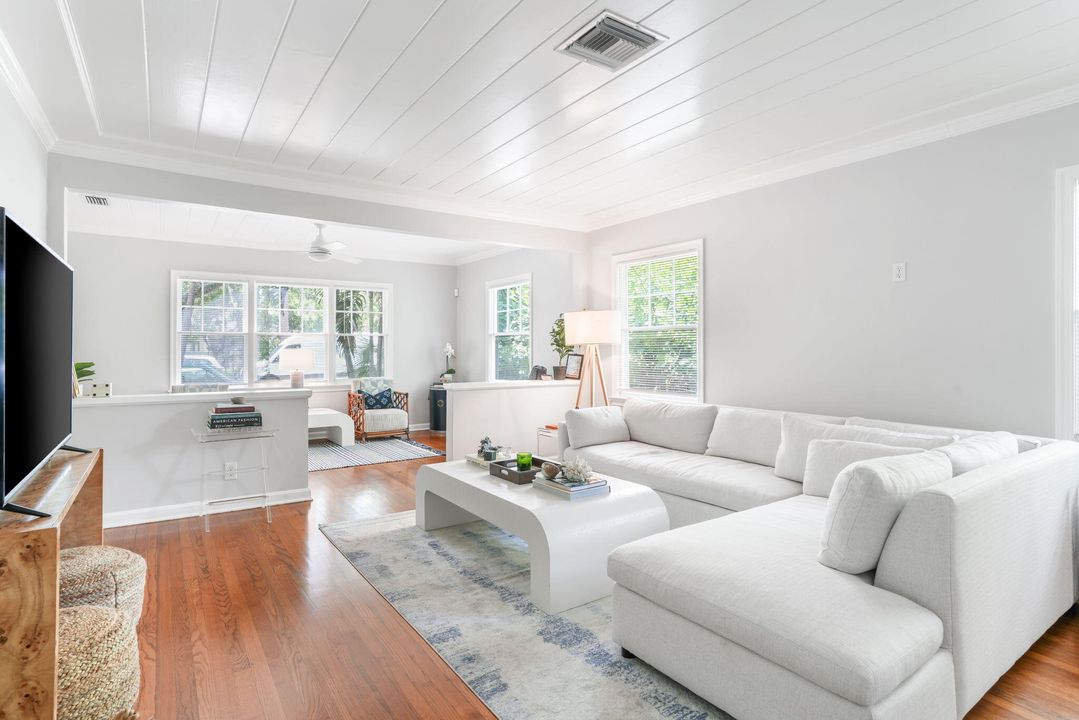 For Sale: $749,000 (2 beds, 1 baths, 1156 Square Feet)