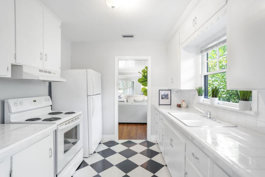 For Sale: $749,000 (2 beds, 1 baths, 1156 Square Feet)