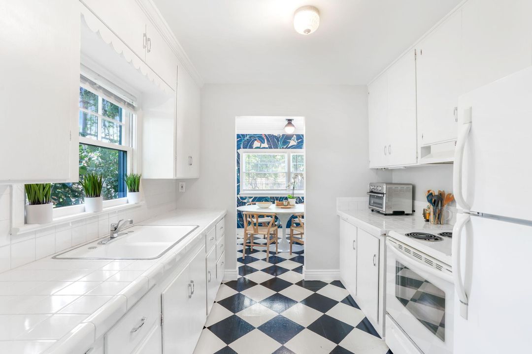 For Sale: $749,000 (2 beds, 1 baths, 1156 Square Feet)