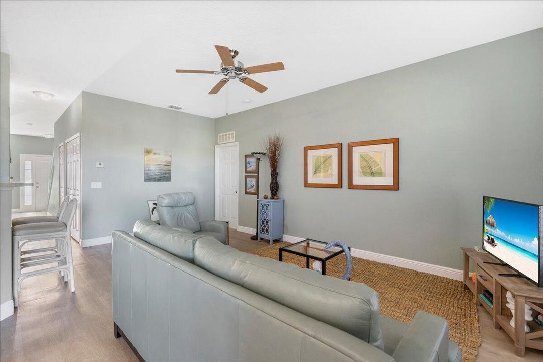 合同活跃: $310,000 (3 贝兹, 2 浴室, 1985 平方英尺)