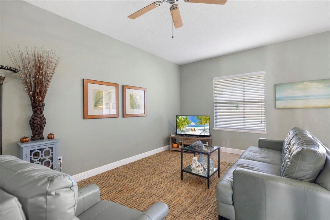 合同活跃: $310,000 (3 贝兹, 2 浴室, 1985 平方英尺)