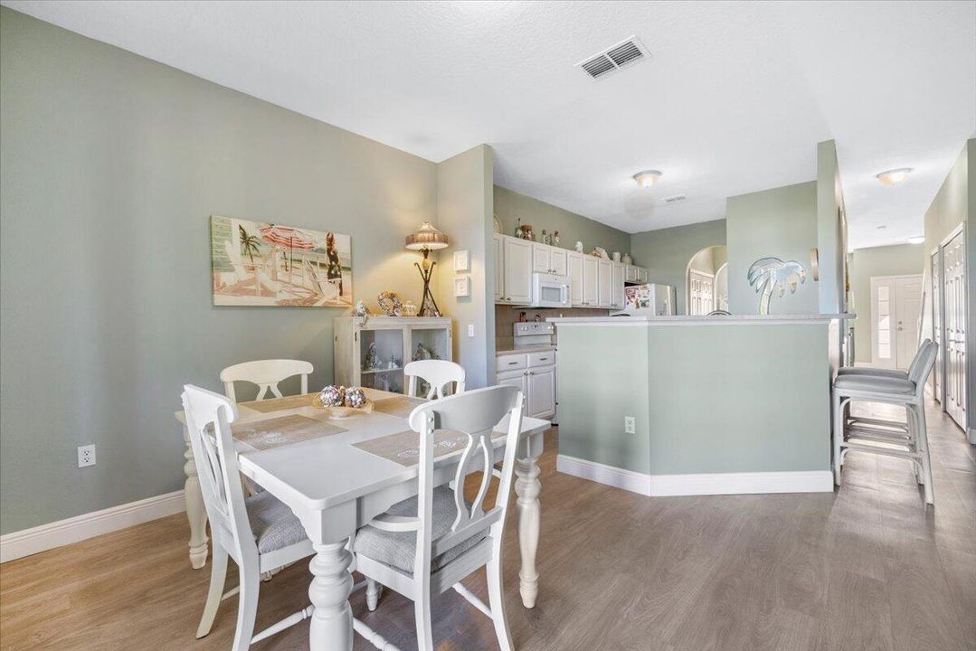 合同活跃: $310,000 (3 贝兹, 2 浴室, 1985 平方英尺)