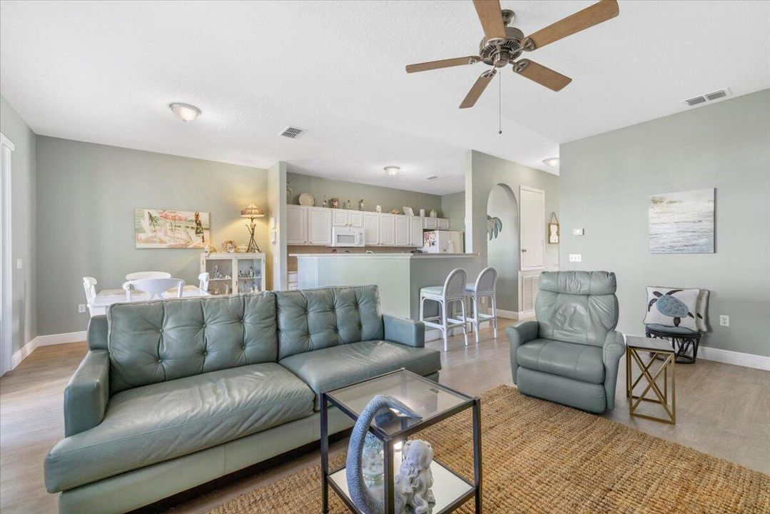 合同活跃: $310,000 (3 贝兹, 2 浴室, 1985 平方英尺)