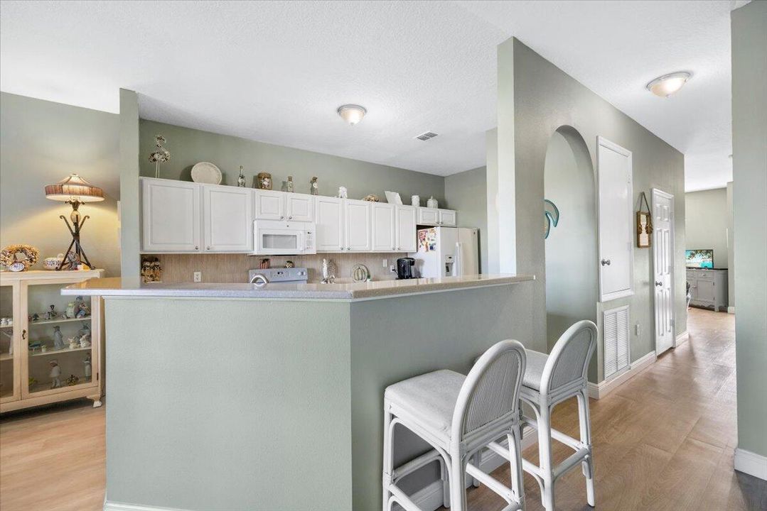 合同活跃: $310,000 (3 贝兹, 2 浴室, 1985 平方英尺)