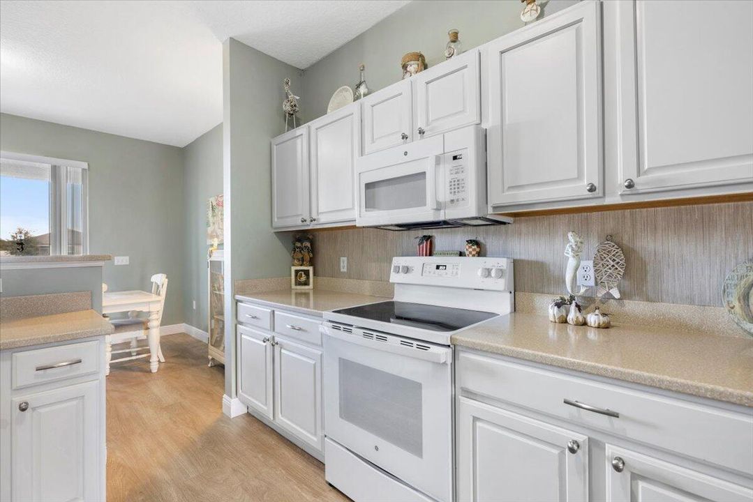 合同活跃: $310,000 (3 贝兹, 2 浴室, 1985 平方英尺)