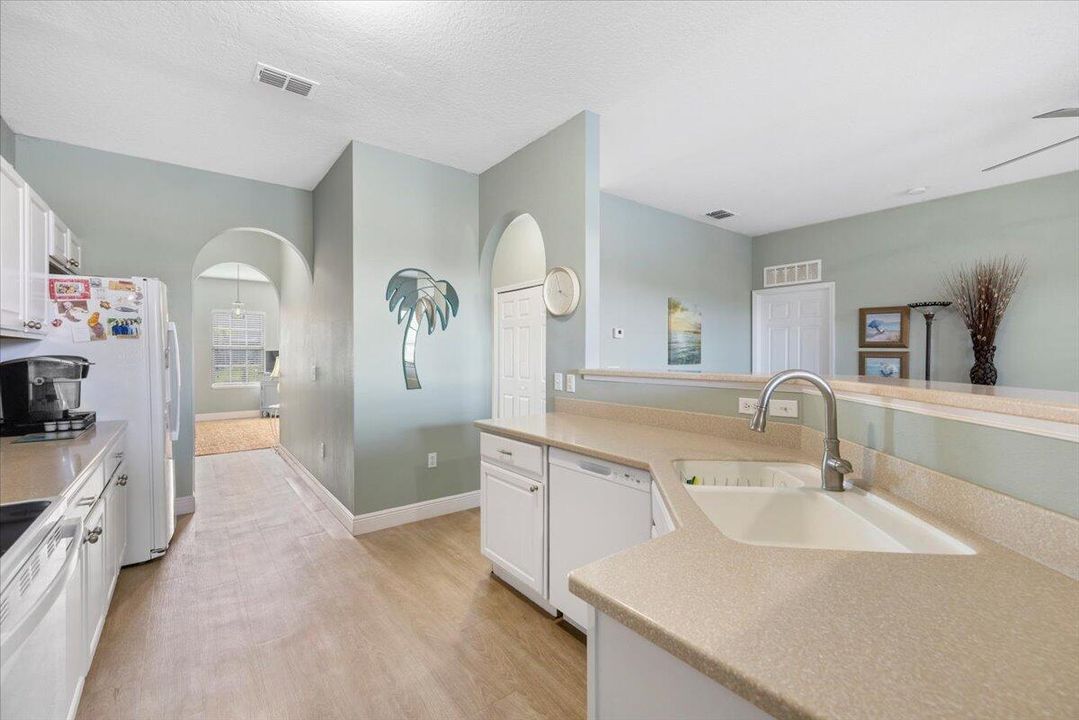 合同活跃: $310,000 (3 贝兹, 2 浴室, 1985 平方英尺)