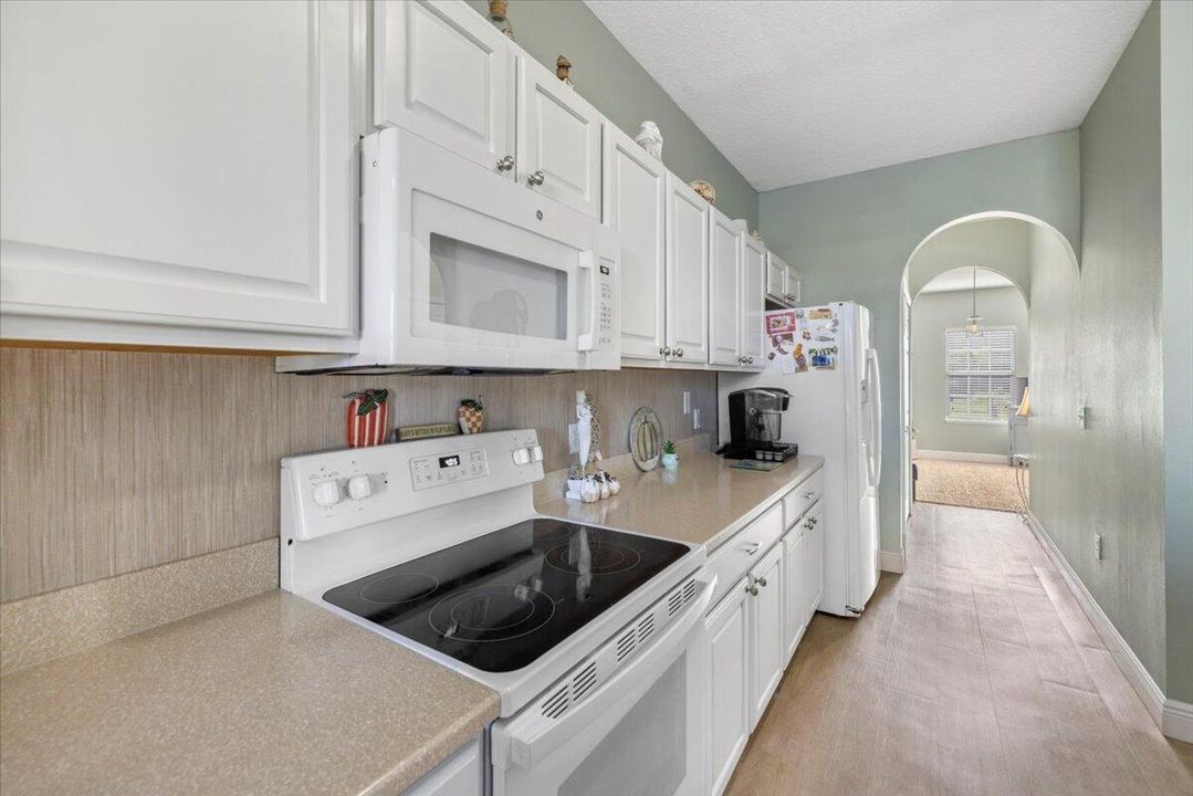 合同活跃: $310,000 (3 贝兹, 2 浴室, 1985 平方英尺)