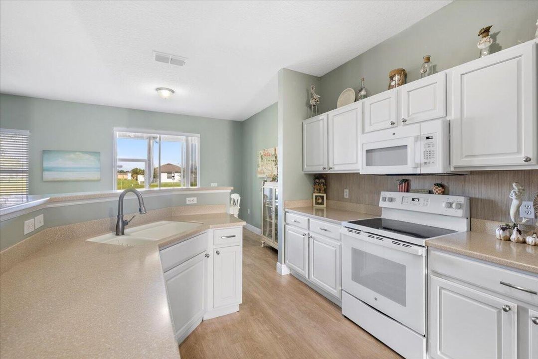 合同活跃: $310,000 (3 贝兹, 2 浴室, 1985 平方英尺)