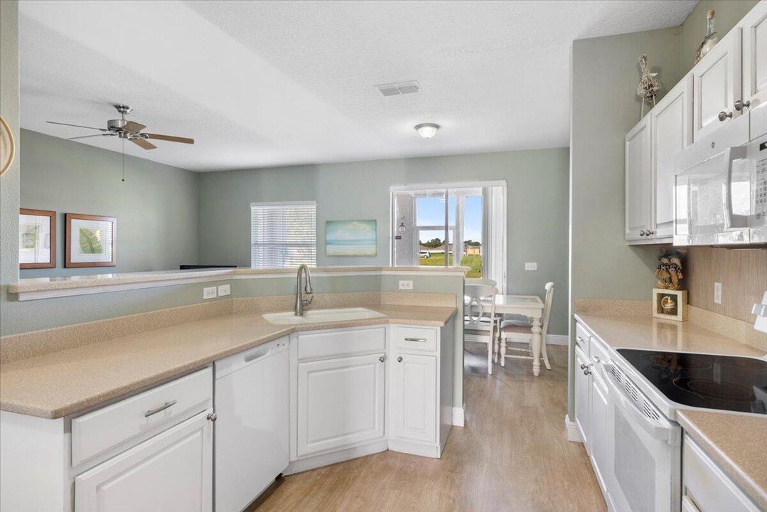 合同活跃: $310,000 (3 贝兹, 2 浴室, 1985 平方英尺)