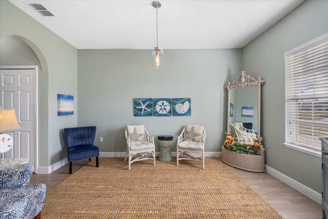 合同活跃: $310,000 (3 贝兹, 2 浴室, 1985 平方英尺)