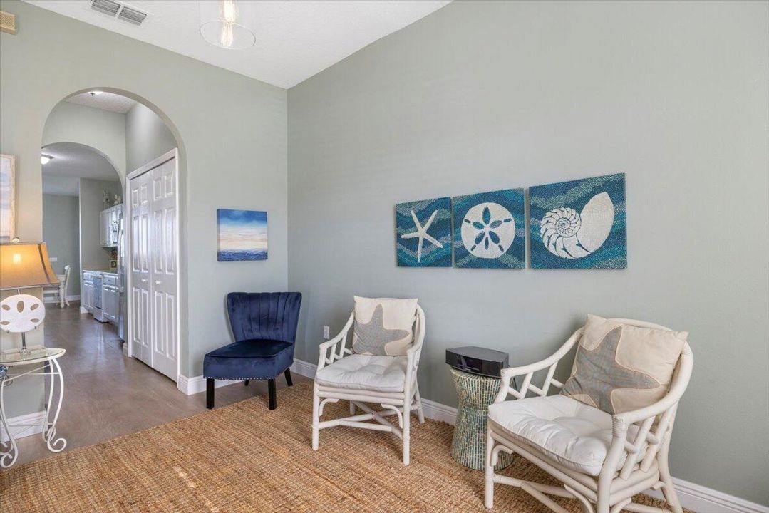 合同活跃: $310,000 (3 贝兹, 2 浴室, 1985 平方英尺)