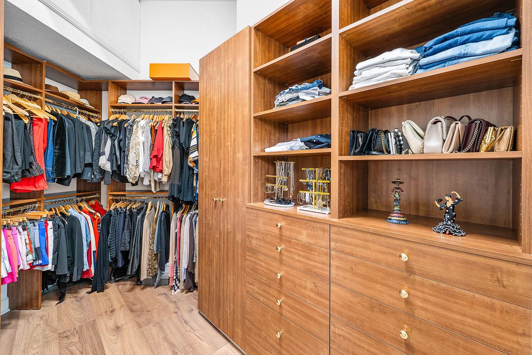 For Sale: $3,495,000 (5 beds, 5 baths, 4497 Square Feet)