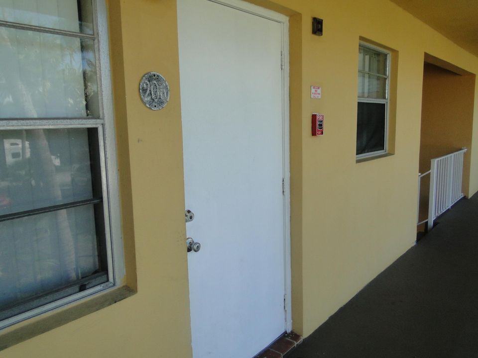 待售: $165,000 (2 贝兹, 1 浴室, 738 平方英尺)