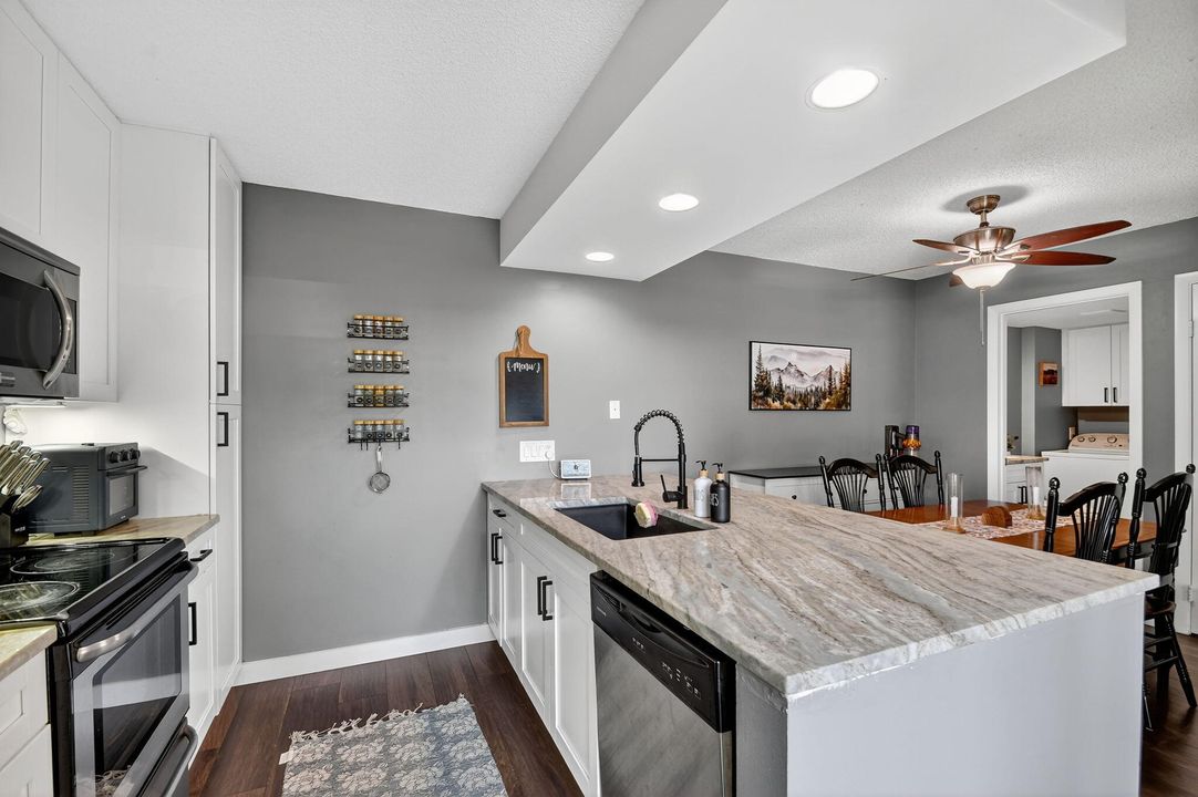 For Sale: $315,000 (2 beds, 2 baths, 1236 Square Feet)