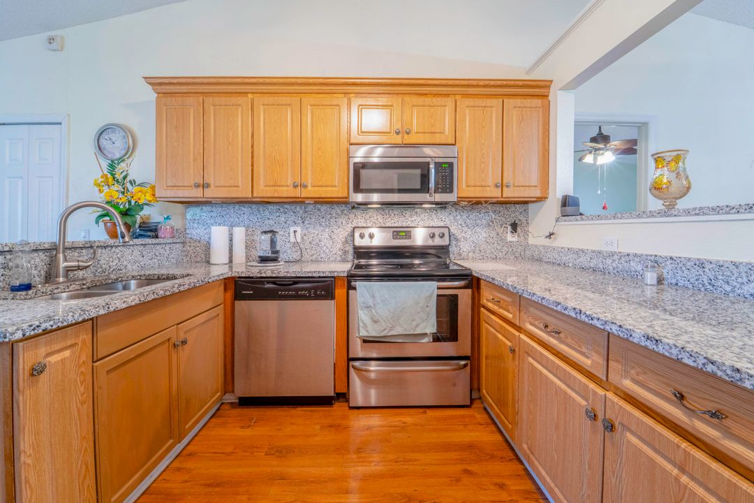 Под контрактом: $355,000 (3 спален, 2 ванн, 1628 Квадратных фут)