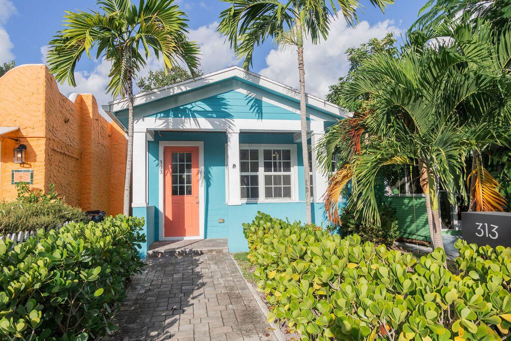 Active With Contract: $2,950 (3 beds, 2 baths, 1290 Square Feet)